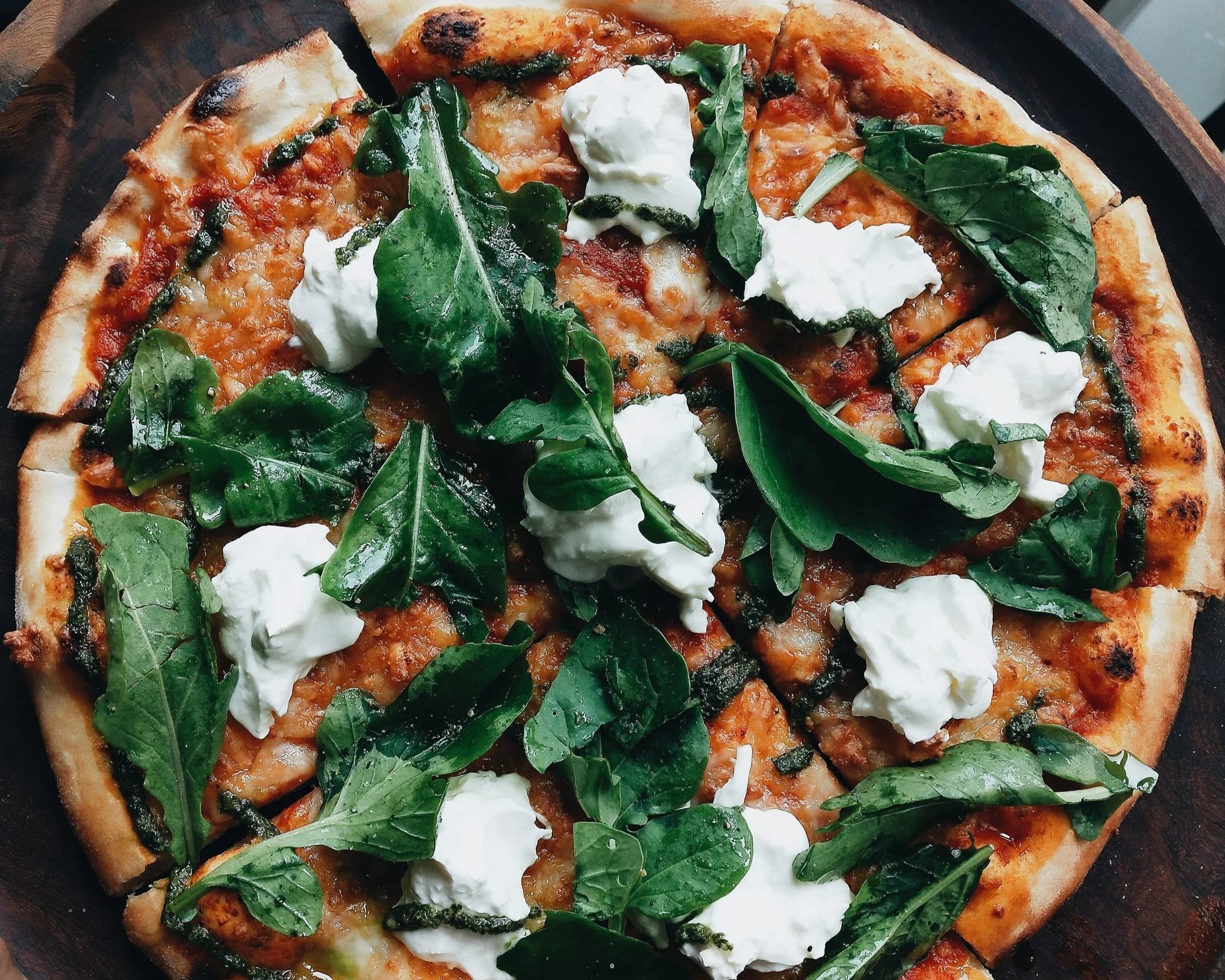 Frische italienische Pizza mit Burrata und Rucola