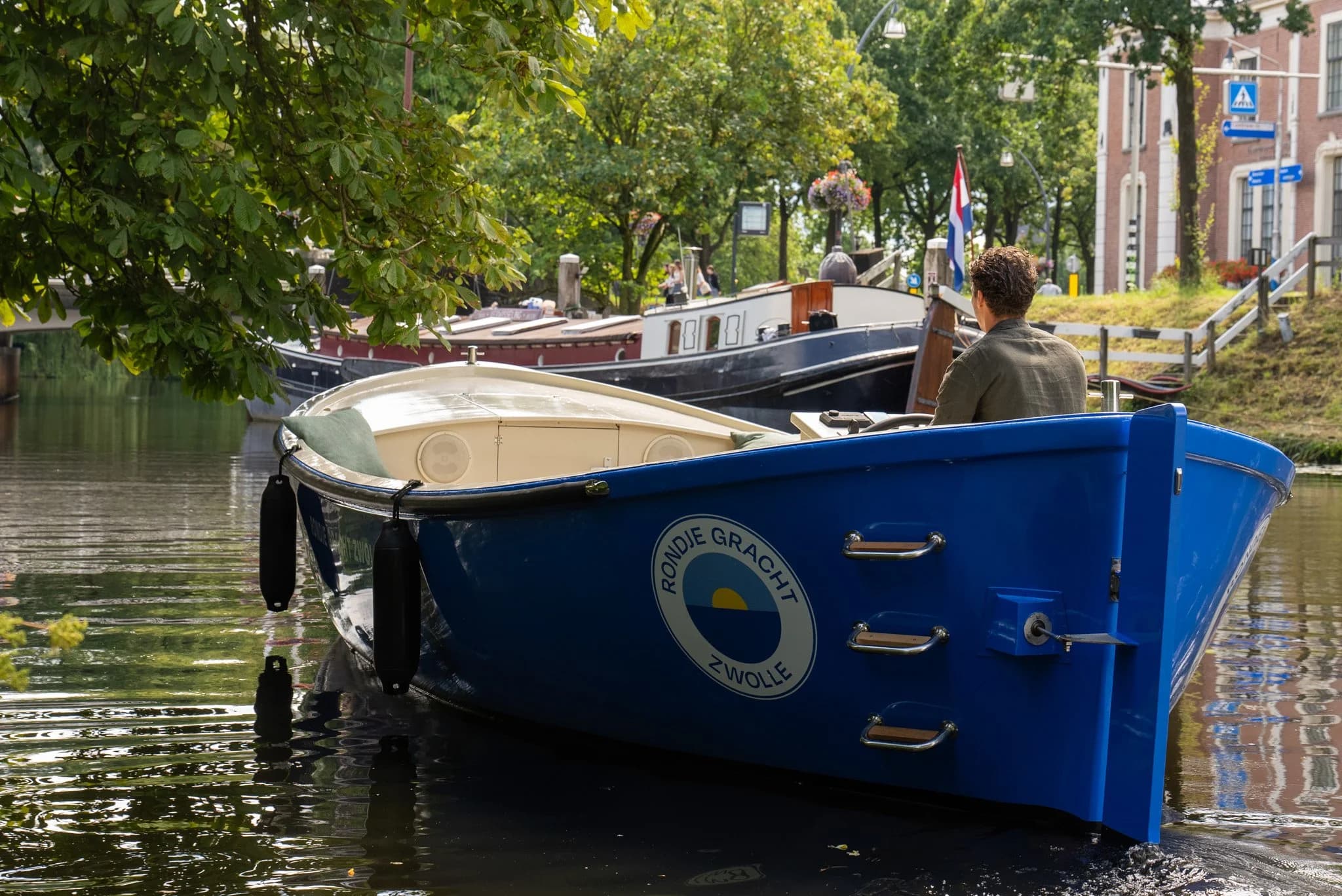 De boeg van de gerestaureerde reddingsloep op de Zwolse gracht