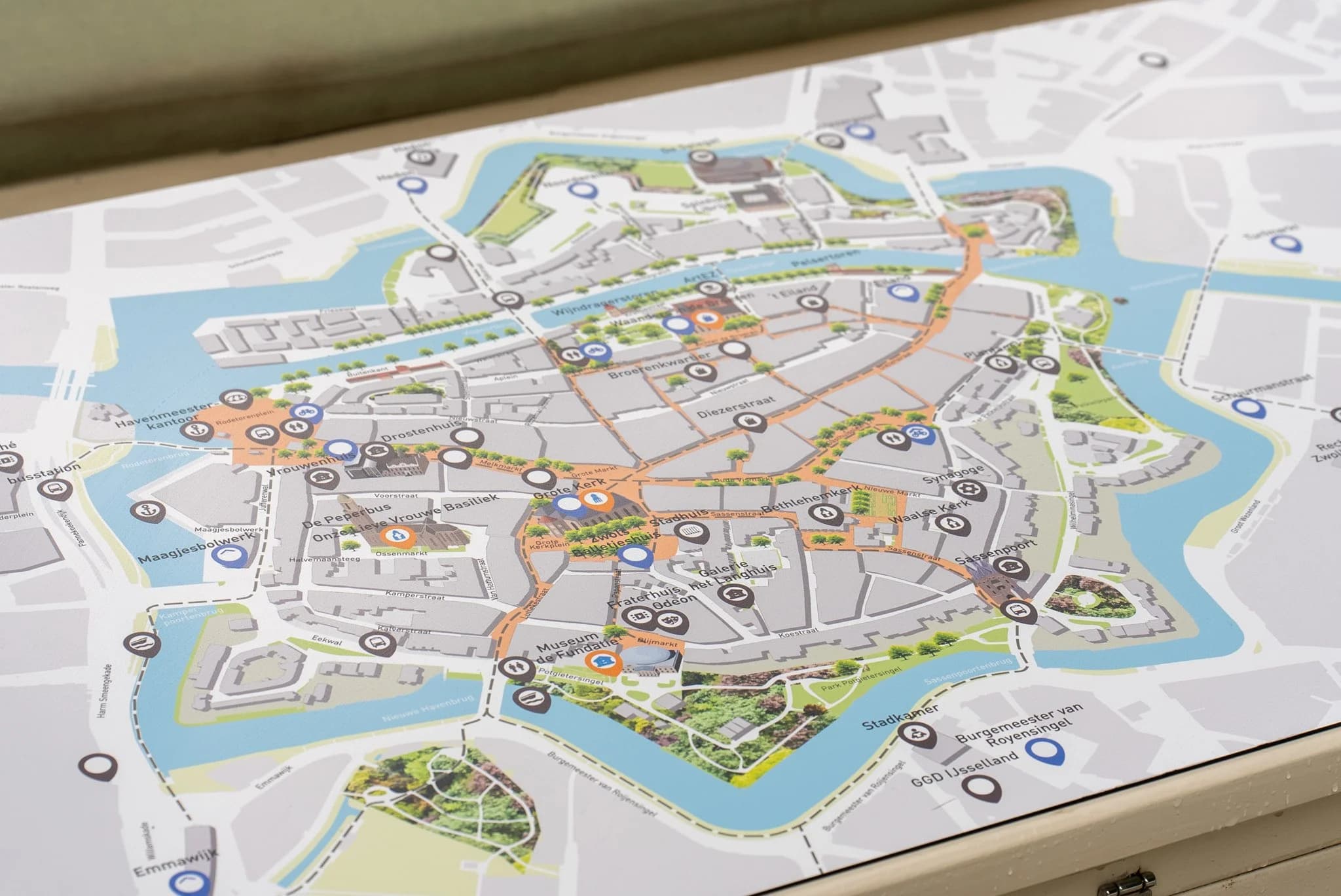 Der Stadtplan-Tisch an Bord, gedeckt für eine Business-Morgenfahrt