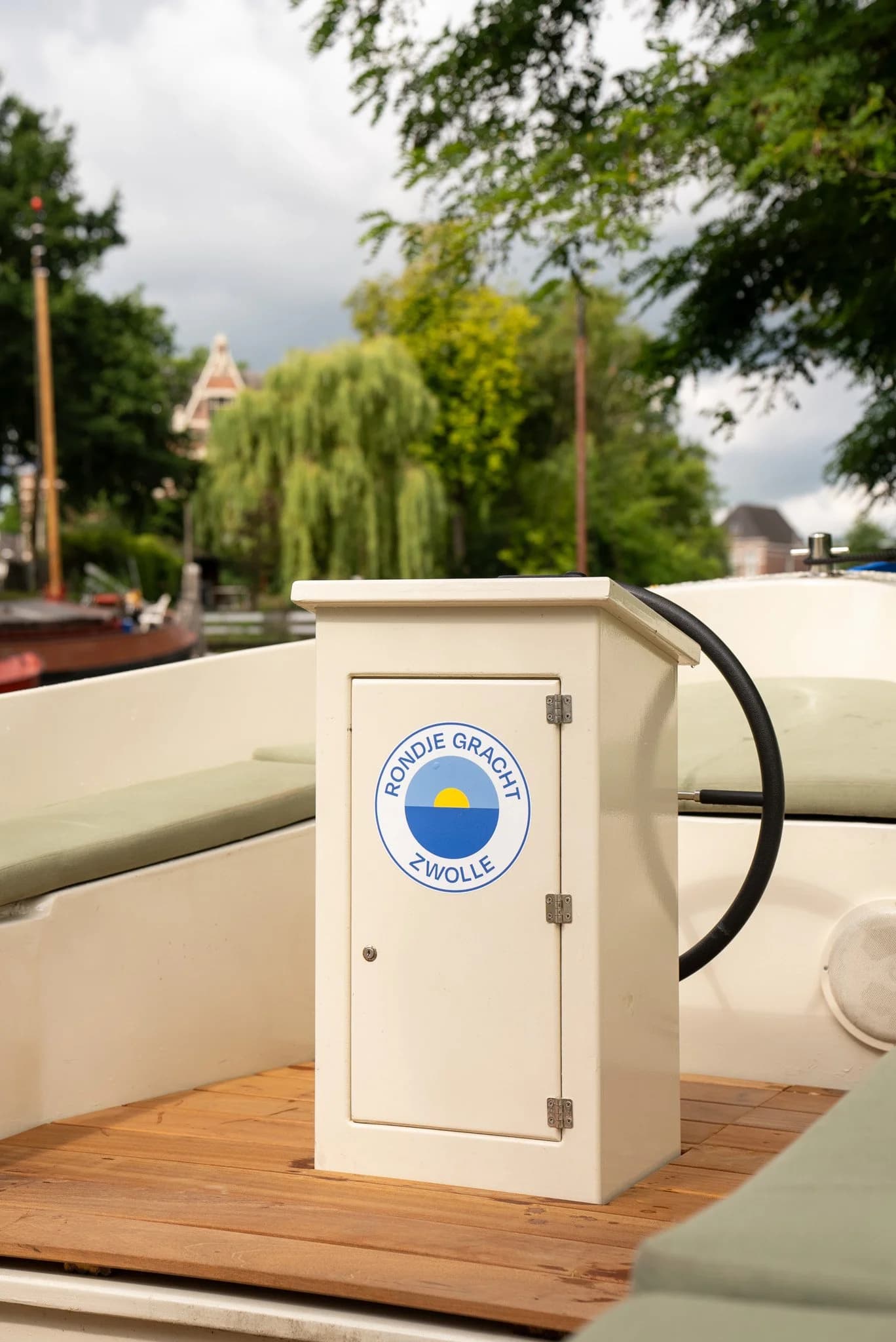 Die Steuerkonsole des Bootes mit dem Logo von Rondje Gracht Zwolle